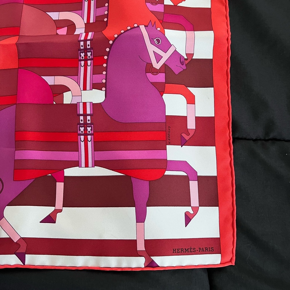 Hermès Paris silk scarf (approx. 16” x 16”). - Picture 4 of 13